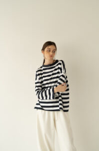 ミニマルなデザインに宿る立体感を、自然光のライティングで際立たせた撮影事例