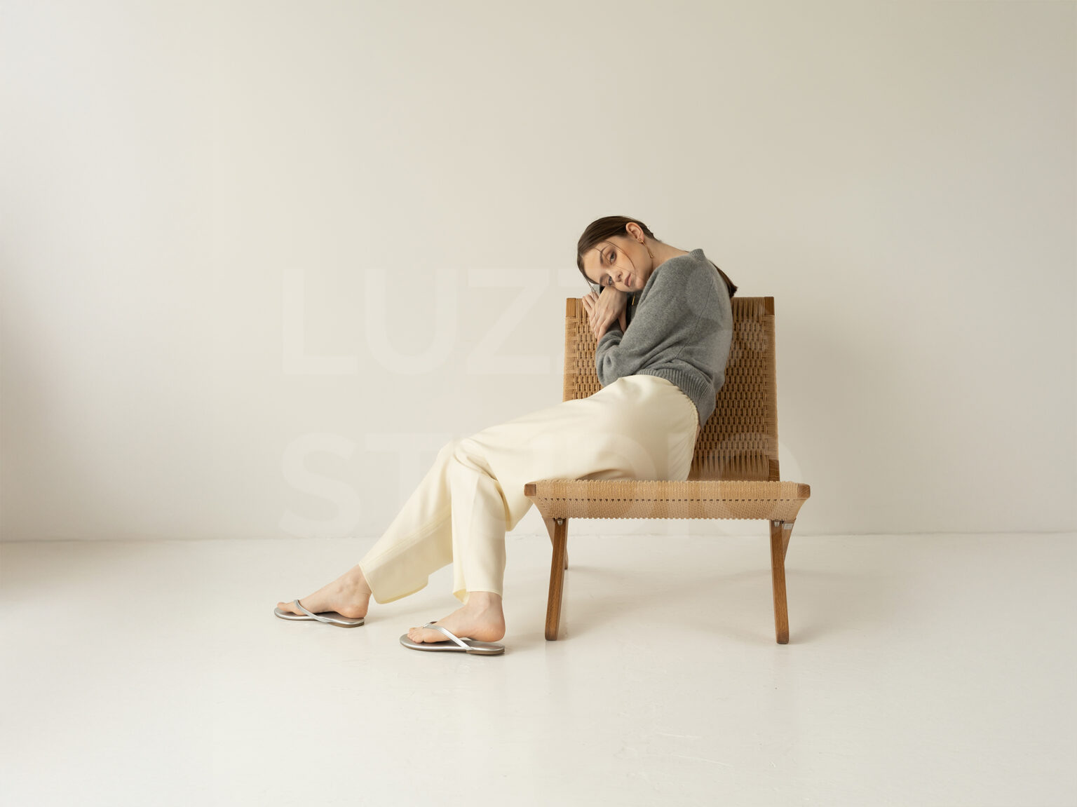 アンニュイなポージングによるモデル撮影。モード誌のような高い芸術性