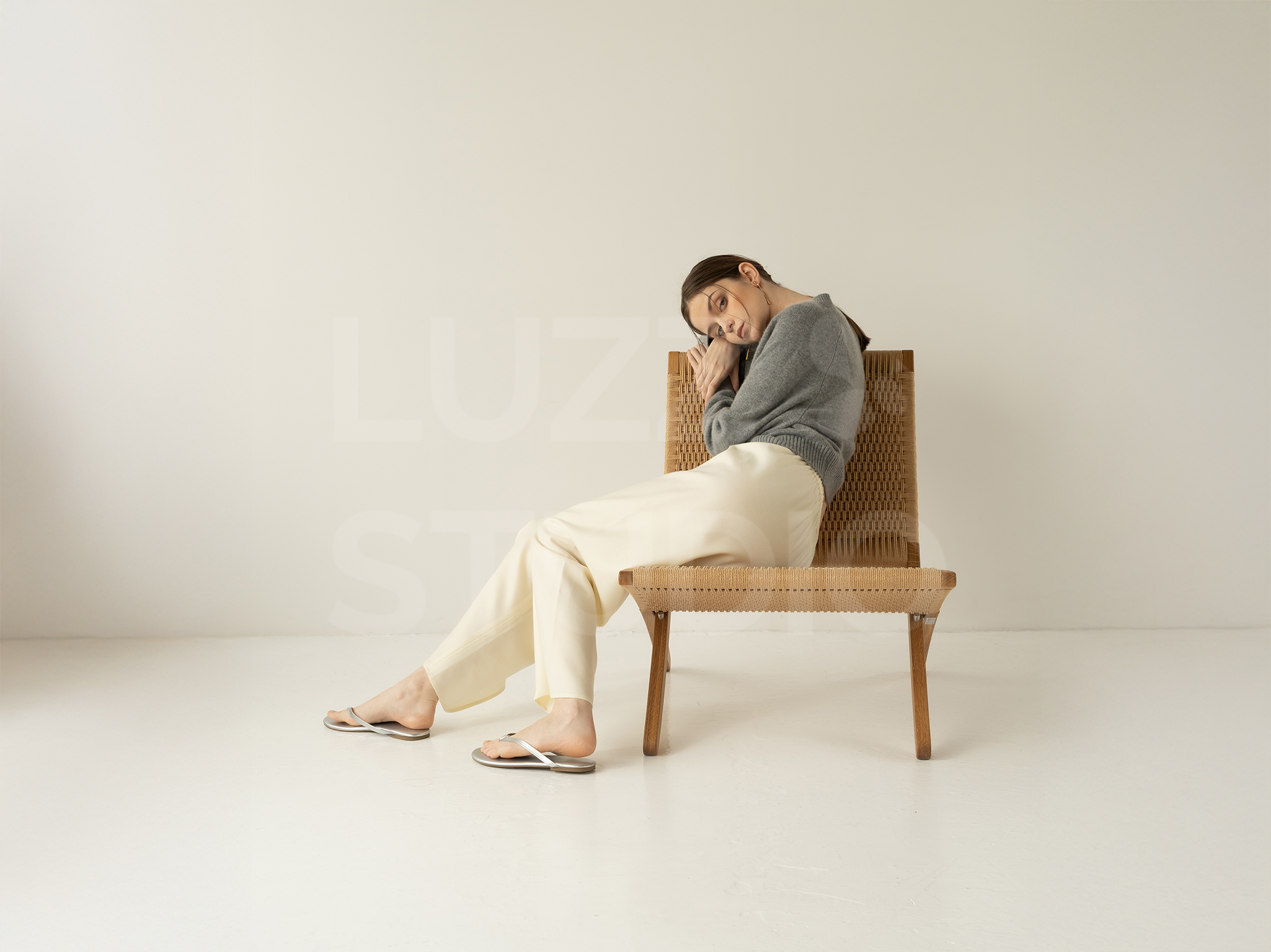 アンニュイなポージングによるモデル撮影。モード誌のような高い芸術性