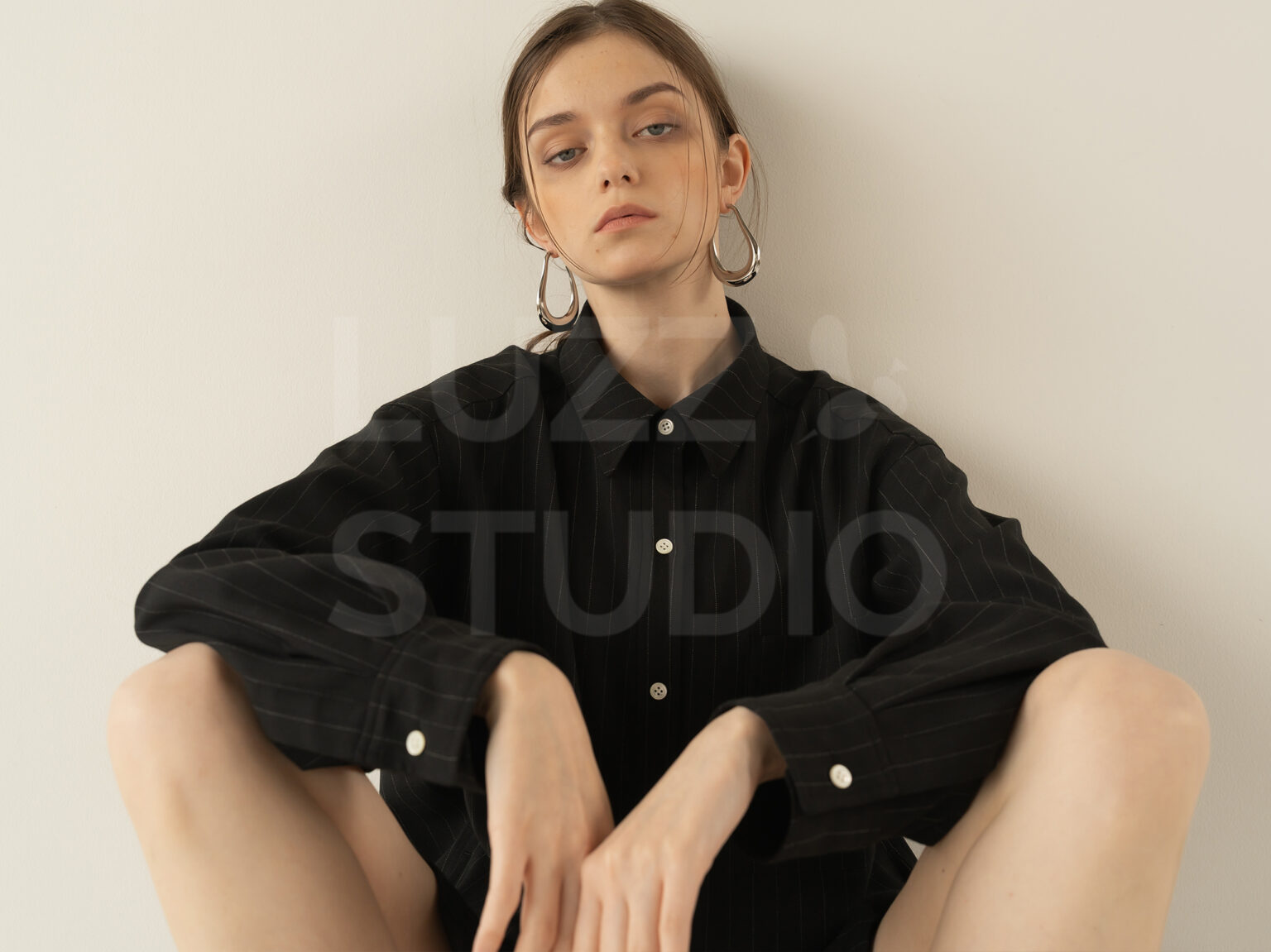 ミニマルなデザインに宿る立体感を、自然光のライティングで際立たせた撮影事例