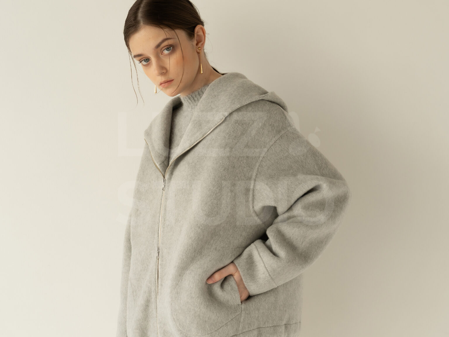 モデルの凛とした佇まいを引き出す撮影手法。自立した女性像を提示するブランドビジュアル