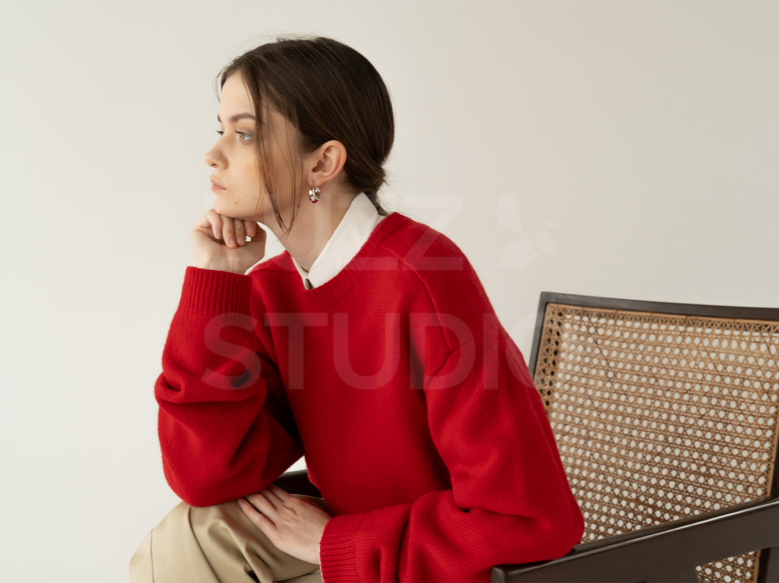 アンニュイなポージングによるモデル撮影。モード誌のような高い芸術性