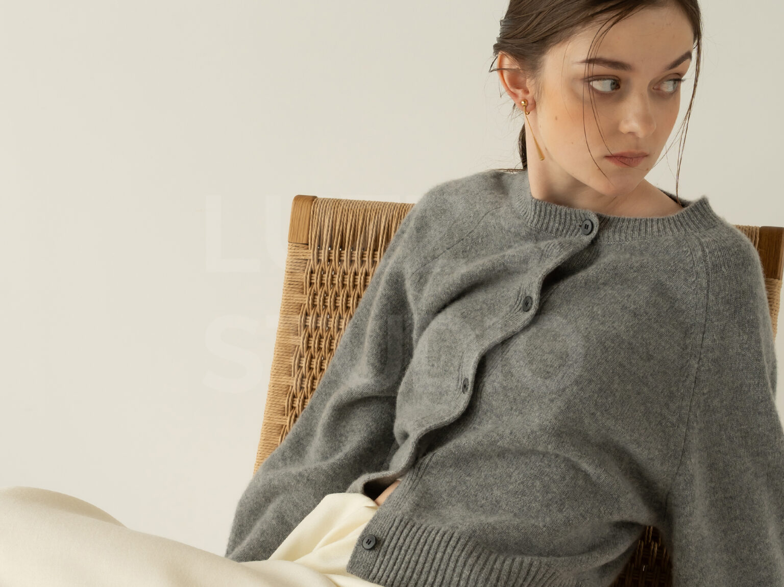 アンニュイなポージングによるモデル撮影。モード誌のような高い芸術性