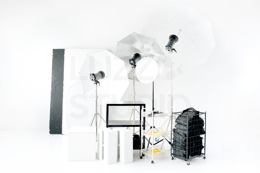 LUZZ STUDIOの無料レンタル機材、アンブレラ、定常光、ものブロックストロボ、箱馬、ラックなどを並べた写真