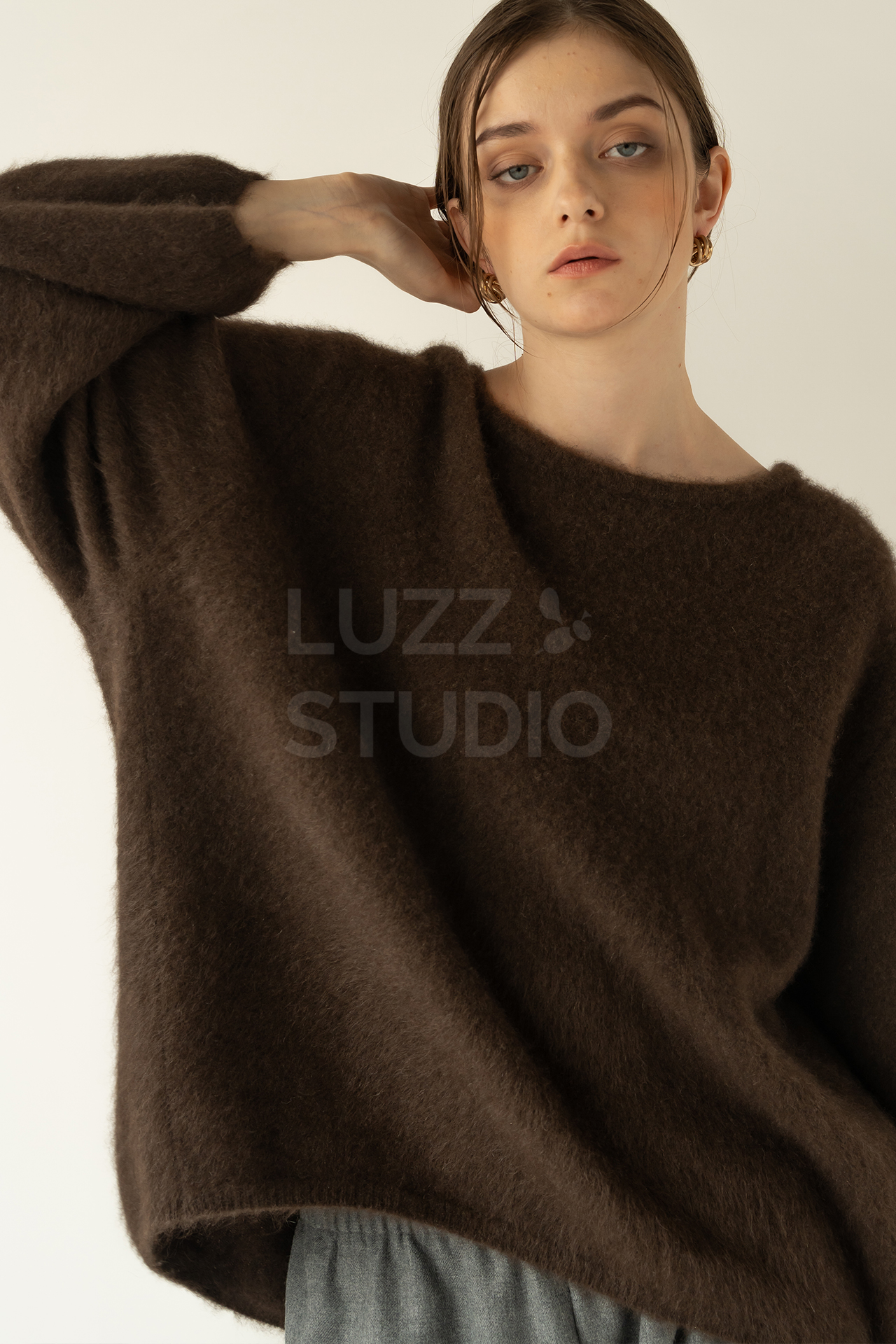 ニットの柔らかな質感が伝わる女性モデルの接写。ECとLOOKの統一事例