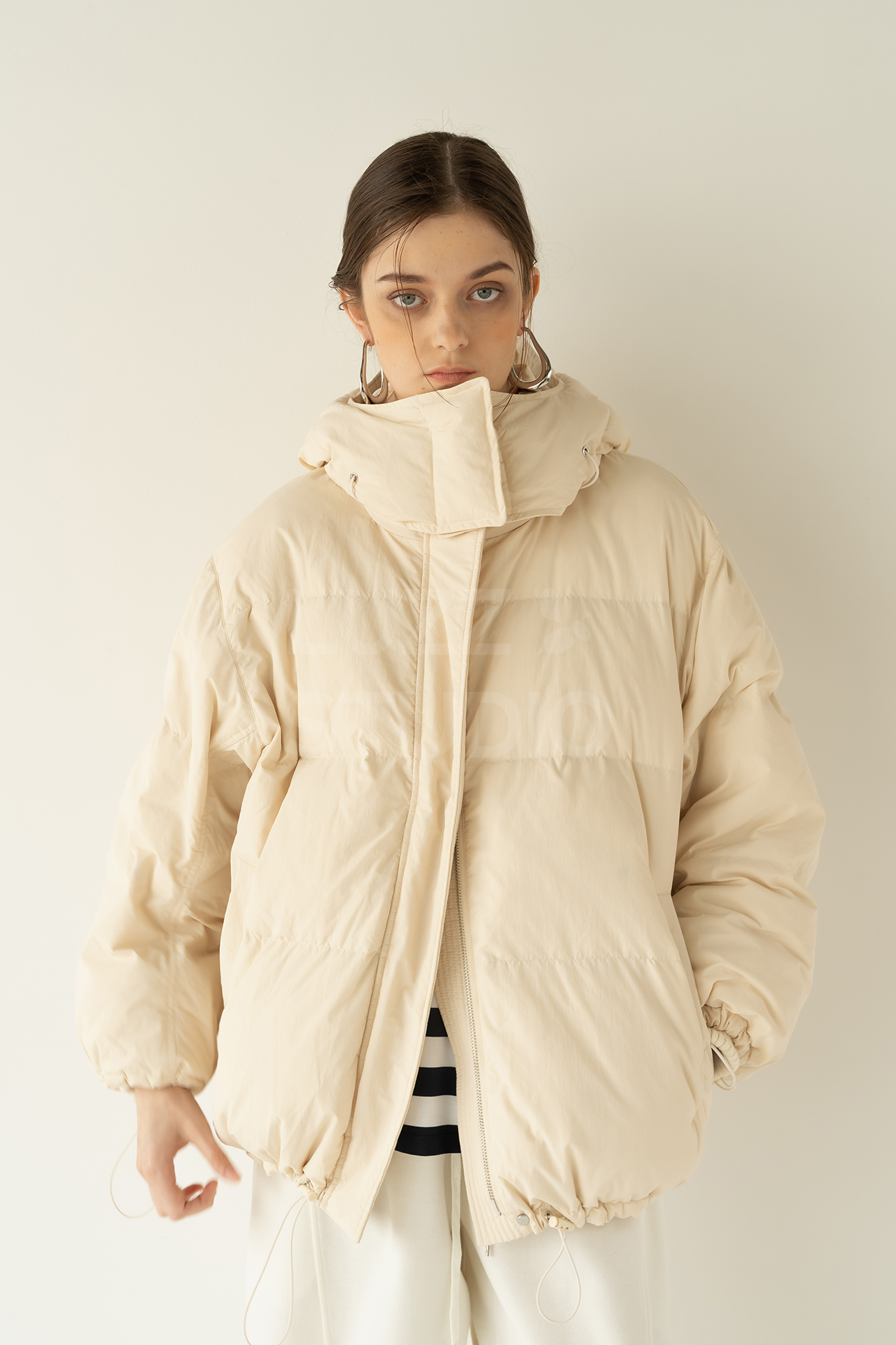 ダウンジャケットのボリューム感と防寒性やデティールが視覚的に伝わる、女性モデルの撮影事例