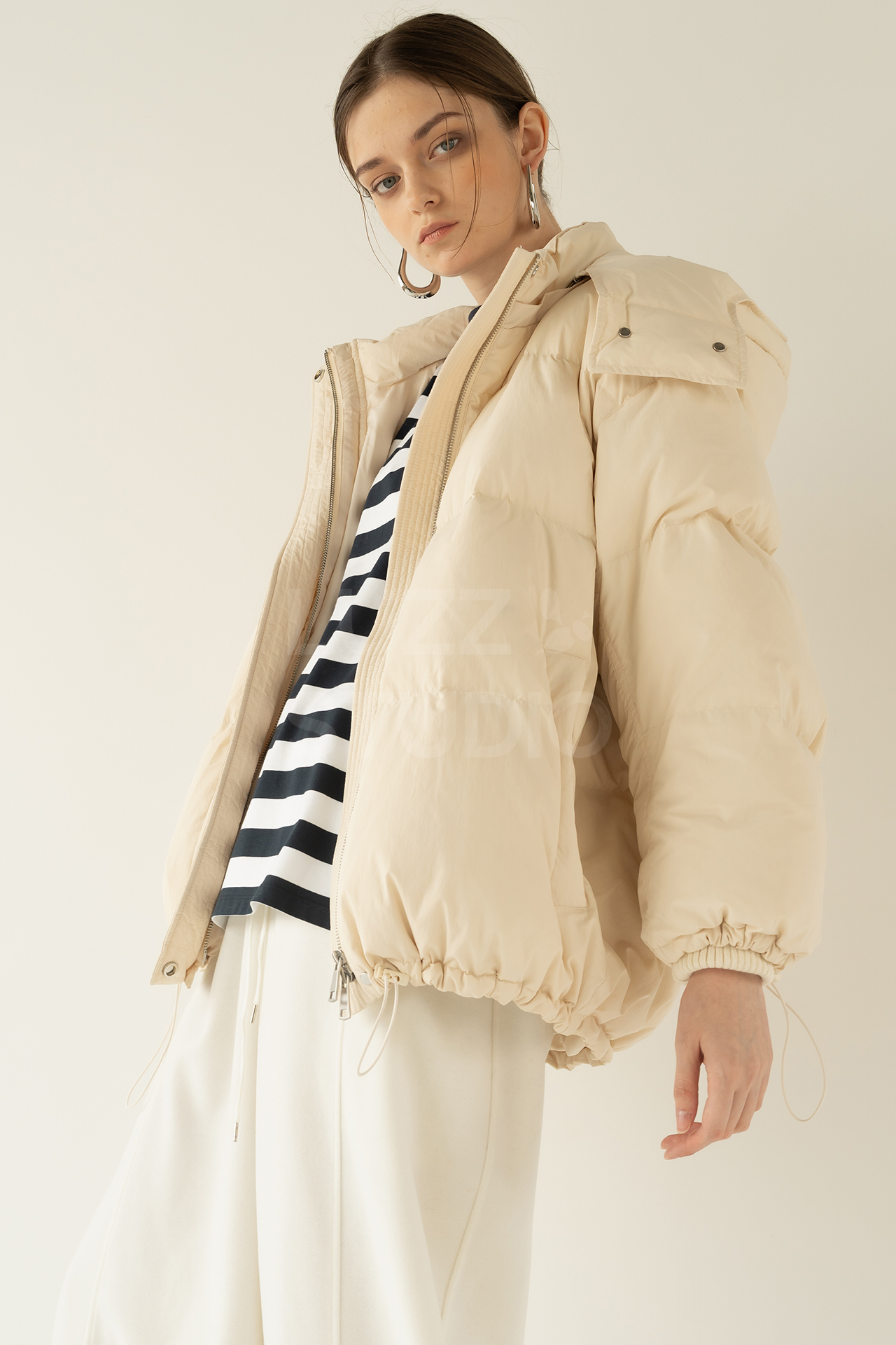 構図に工夫を凝らしインパクトを瞬時に伝える、ダウンジャケット着用の高解像度モデル撮影