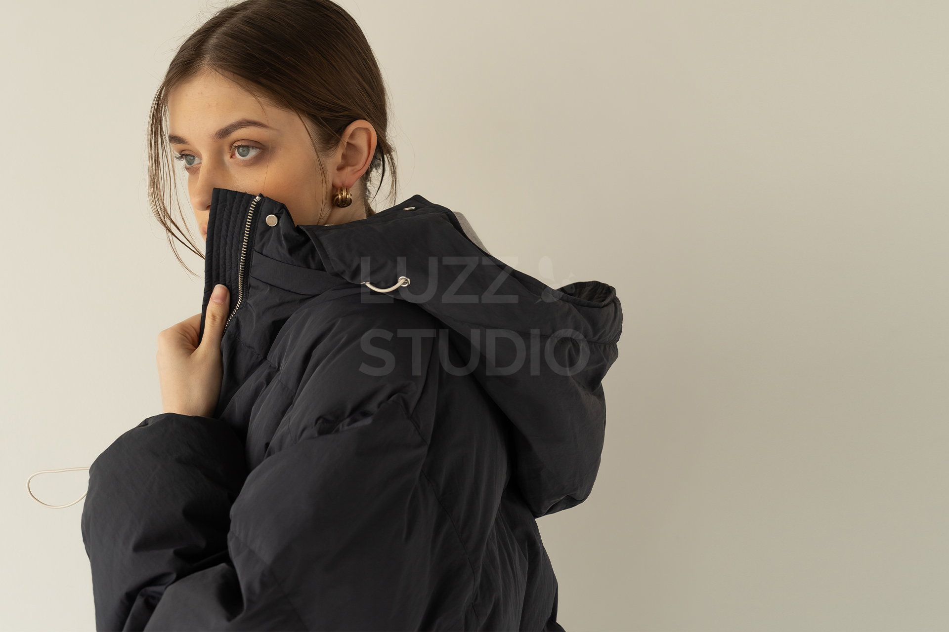 地の光沢感と正確な色味を捉えた、ダウンジャケットのブランド用ビジュアル