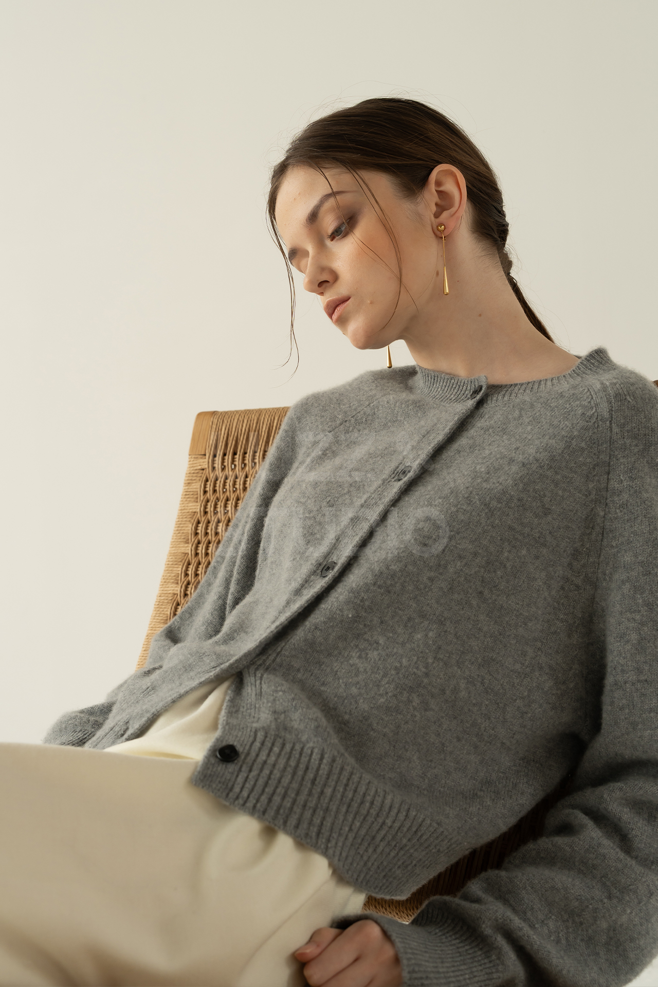 シンプルなニットを引き立たせるデザイナー家具を用いた洗練された世界観で魅せる、女性モデルのファッション撮影。