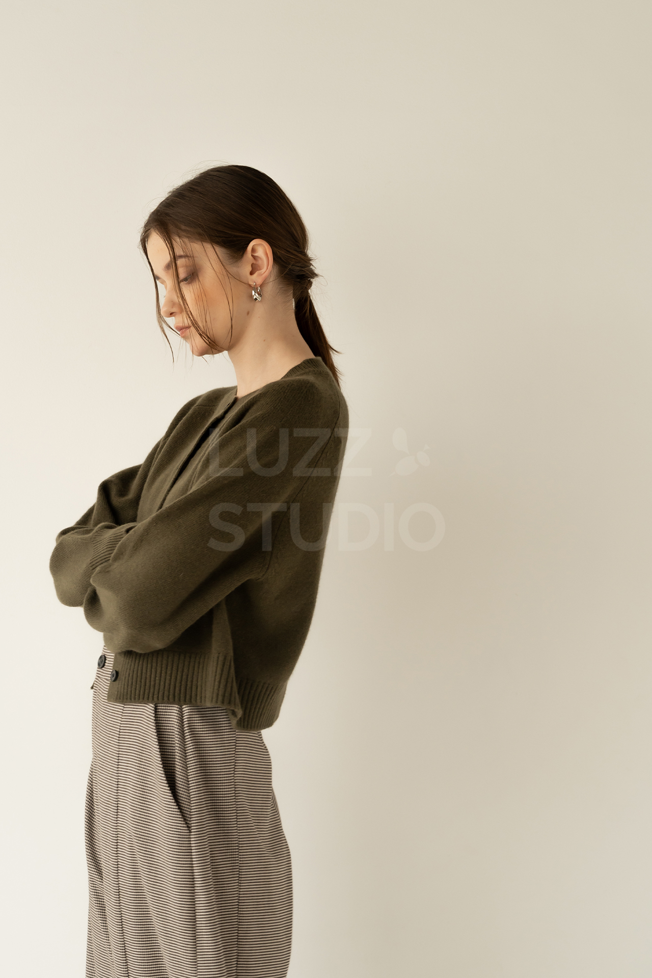 ブランドの世界観を表現した、ニット着用の女性モデルと余白を用いた事例