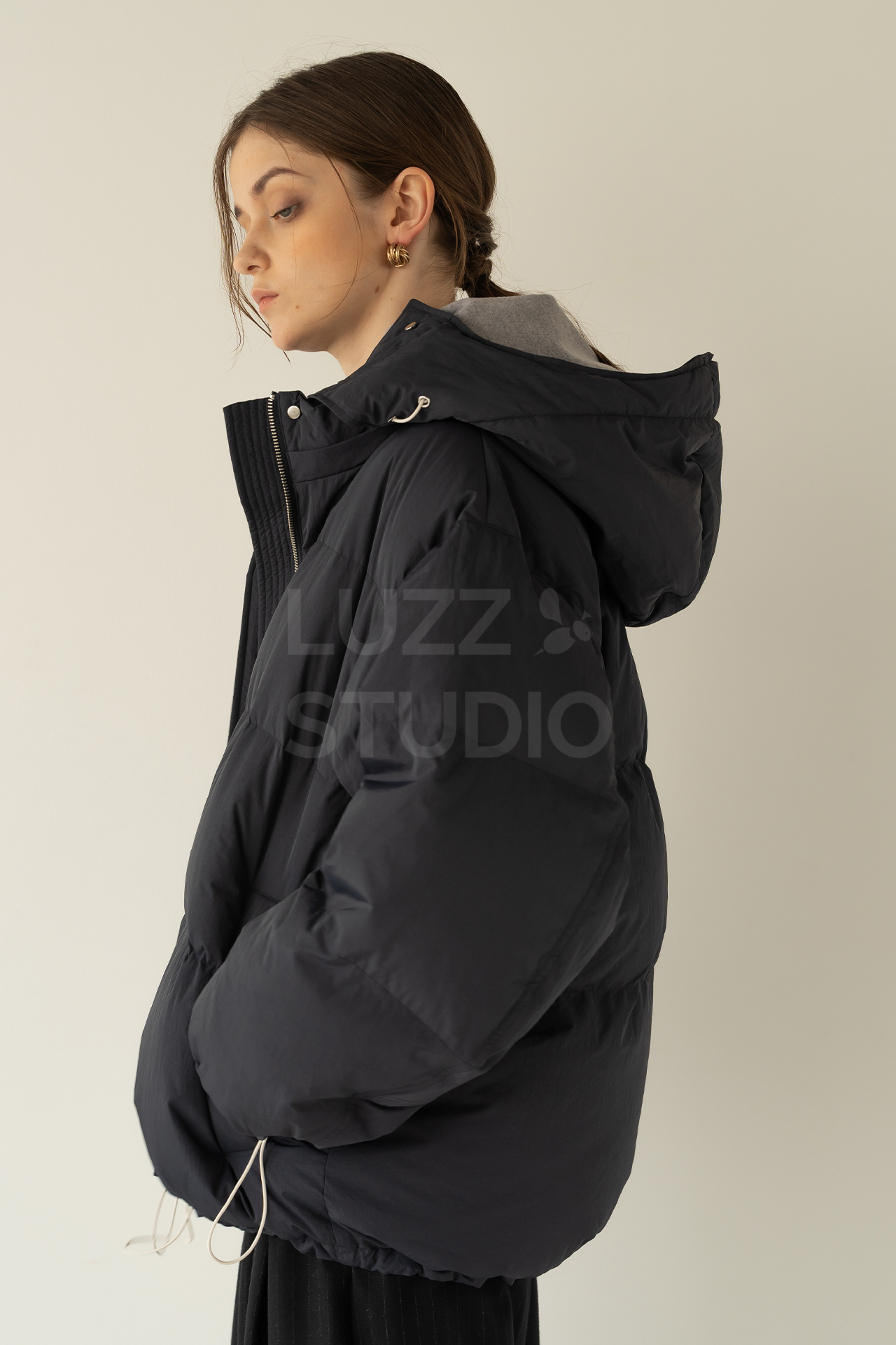 ダウンジャケットのボリューム感と防寒性が視覚的に伝わる、女性モデルの撮影事例