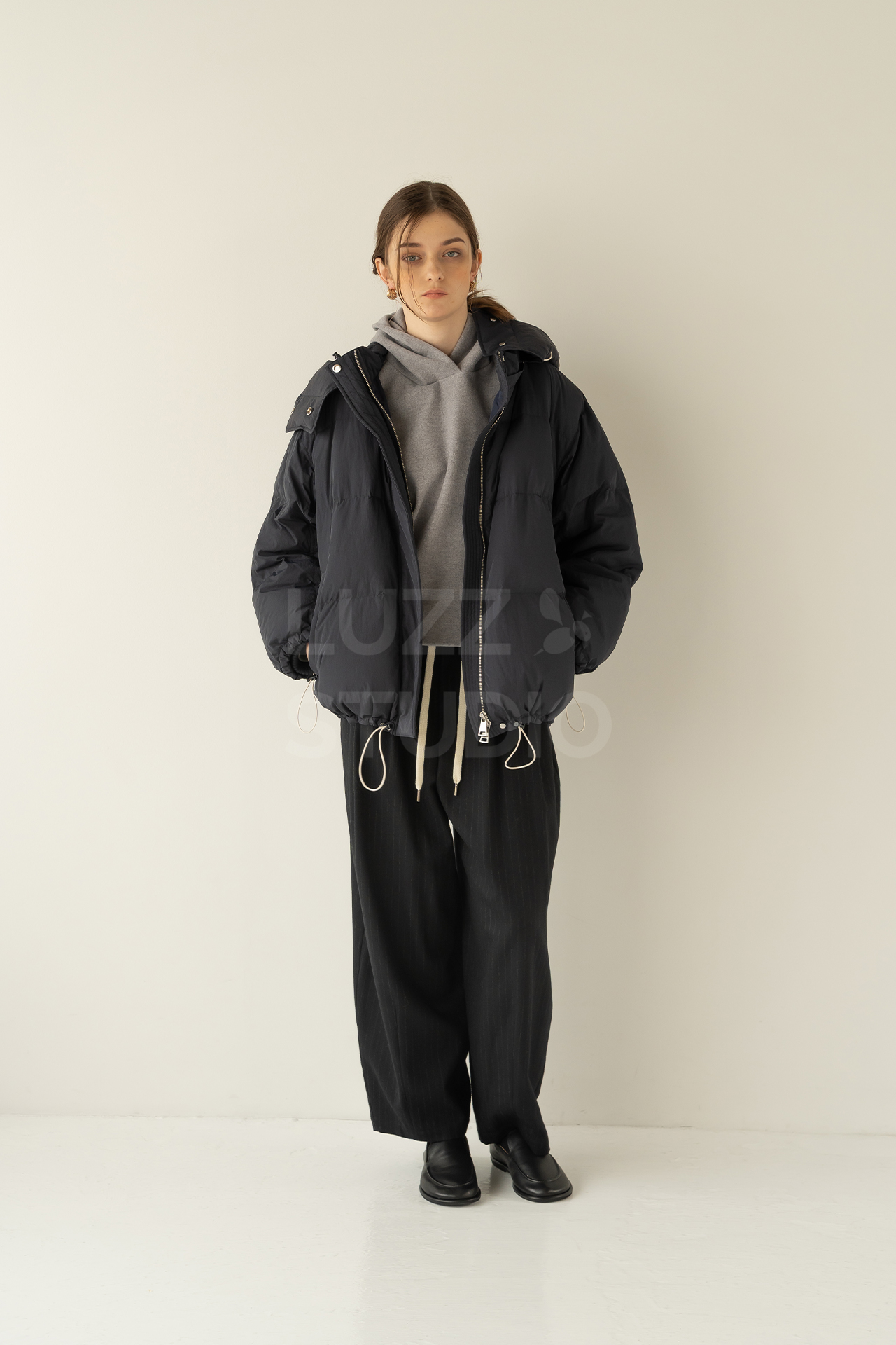 着膨れせず美しく見せるダウンの撮影技術。世界観を損なわないモデル写真