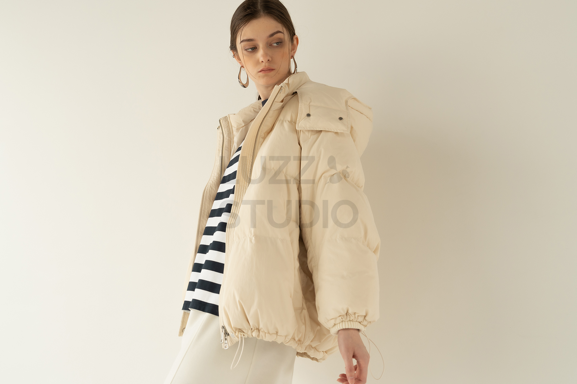 ランド立ち上げ時に重要な「色の統一感」と「余白」を意識したダウンジャケットの撮影