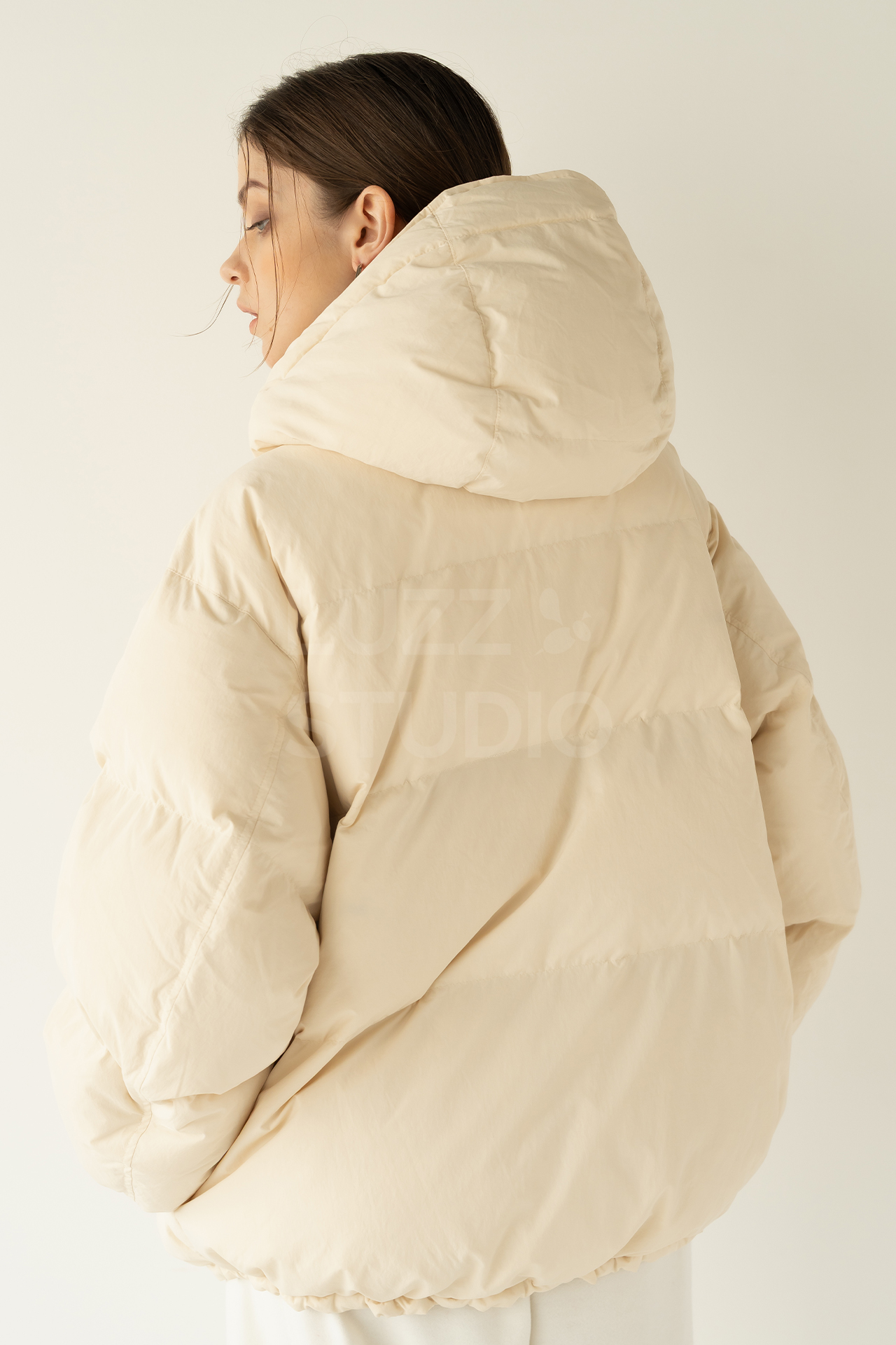 ECとカタログの両方で長く使える、ダウンジャケット着用の女性モデル写真