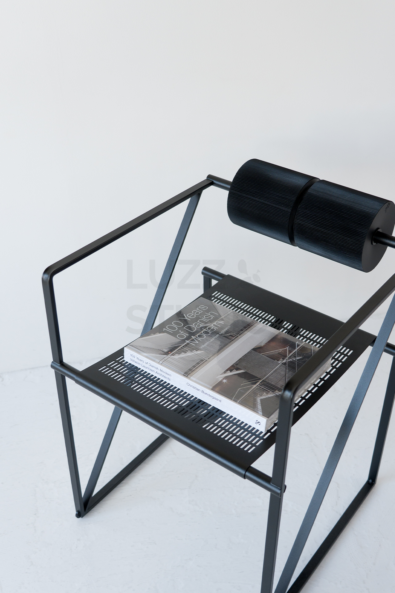 ハイアングルから捉えたマリオ・ボッタのセコンダチェア。建築家としての思想が反映された強固な構造体が、撮影空間において揺るぎない構図の支柱(ステートメント)となっている。