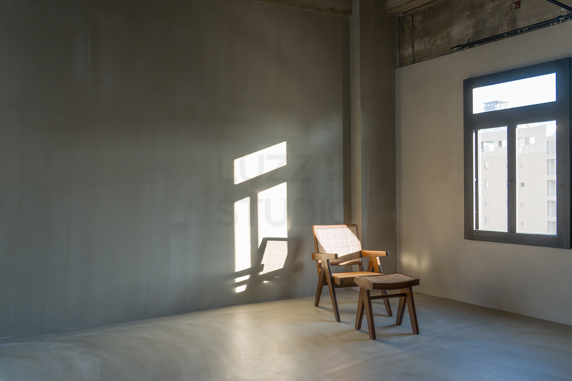 スタジオ内に差し込むシャープな光と影のコントラスト。マリオ・ボッタの造形美とも共鳴する、直線的でグラフィカルな光のラインが床面に描かれたドラマチックな撮影環境。