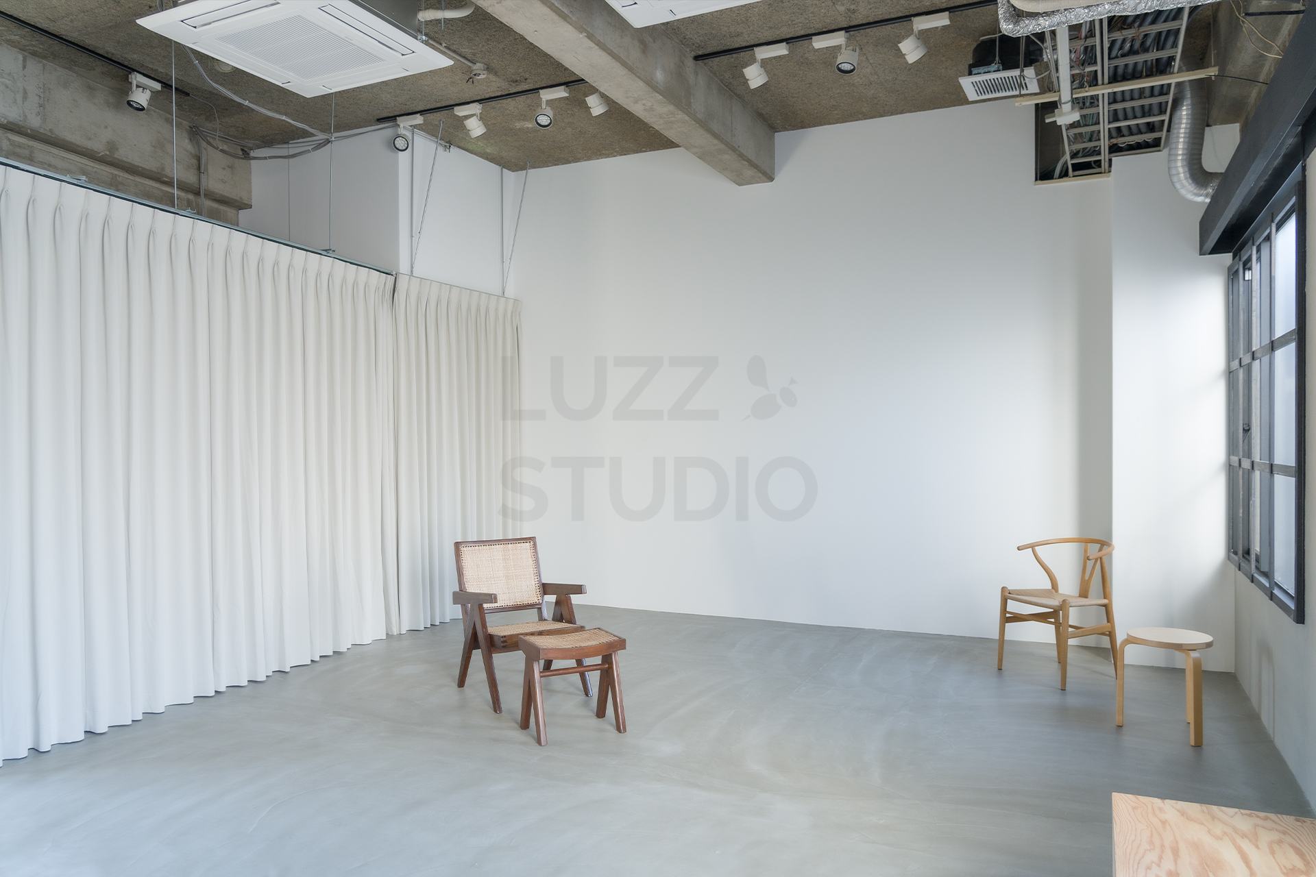 高い天井と奥行きを活かしたLUZZ STUDIOの開放的なフロア。被写体の存在感を際立たせる「構図の一部」としての空間設計が、クリエイティブな表現の幅を広げる。
