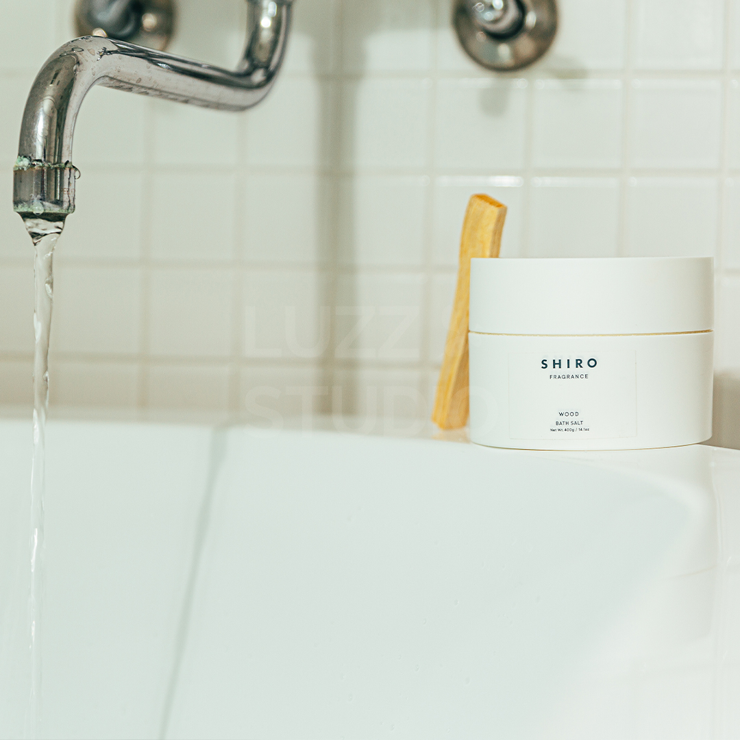 浴槽の淵に置かれた入浴剤（バスソルト）のSNS用商品撮影写真