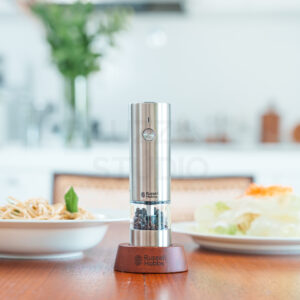 木のダイニングテーブルの上で撮影したキッチン用品撮影（電動ミル）