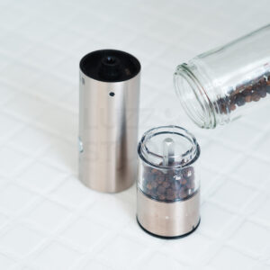 中身の補充の様子をうつしたキッチン用品撮影（電動ミル）