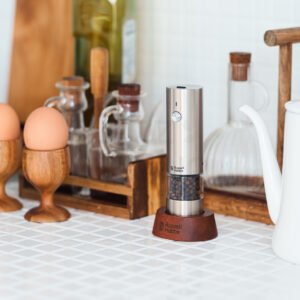 白タイル背景のキッチンで撮影したキッチン用品撮影（電動ミル）