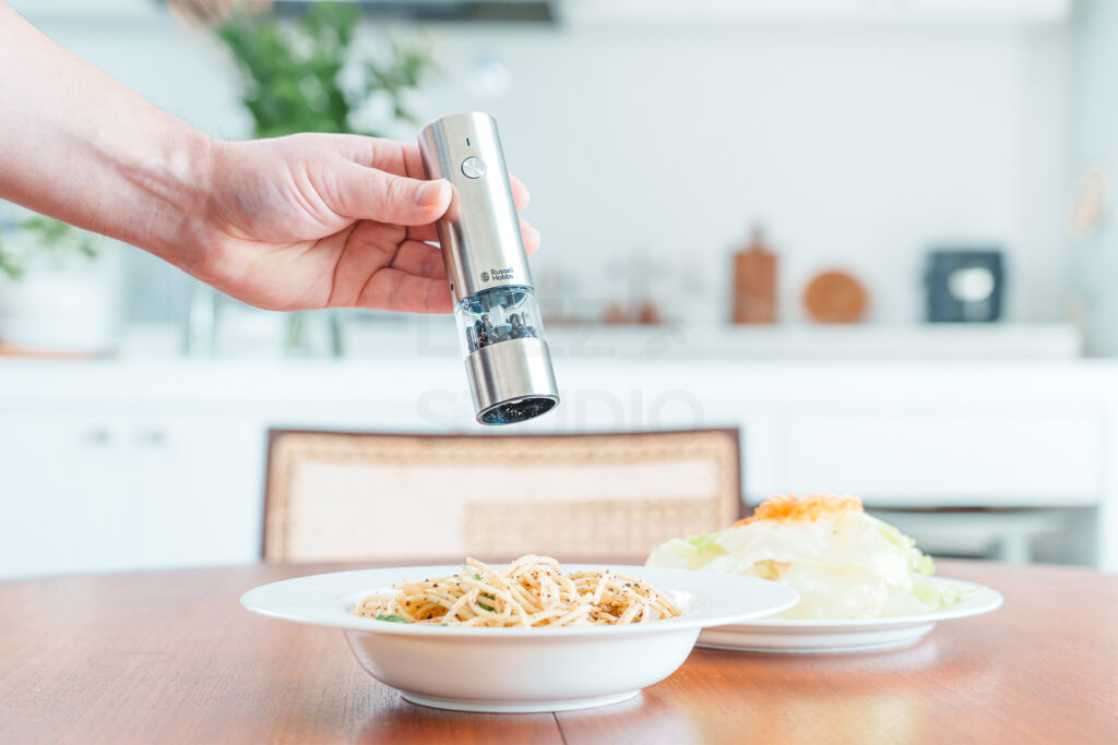 ダイニングテーブルで使用シーンを撮影したキッチン用品撮影（電動ミル）