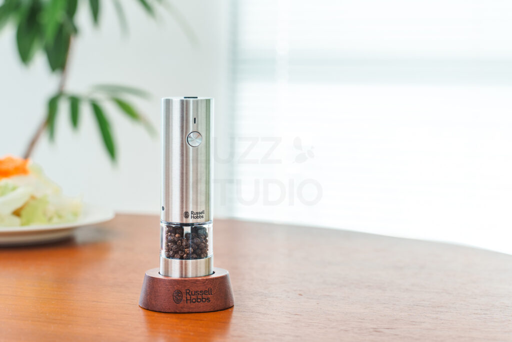 ダイニングテーブルの上で撮影したキッチン用品撮影（電動ミル）