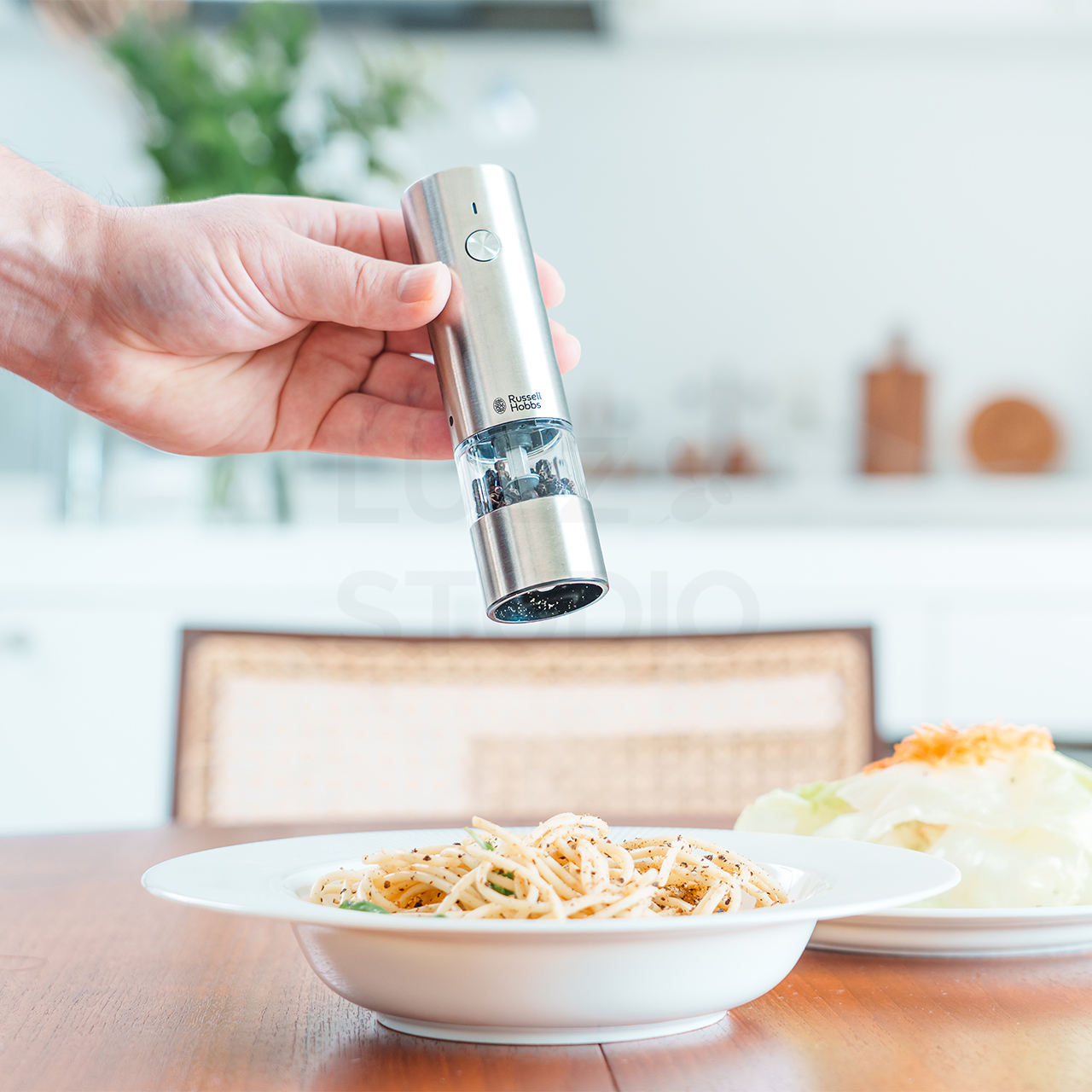 ダイニングテーブルで使用シーンを撮影したキッチン用品撮影（電動ミル）