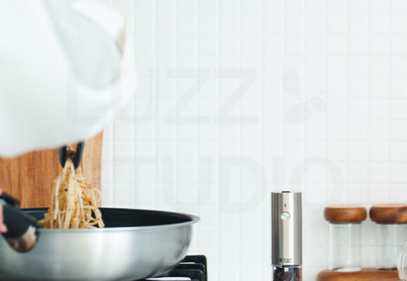 白タイル背景のキッチンで撮影したキッチン用品撮影（電動ミル）