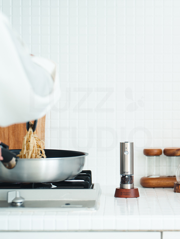 白タイル背景のキッチンで撮影したキッチン用品撮影（電動ミル）