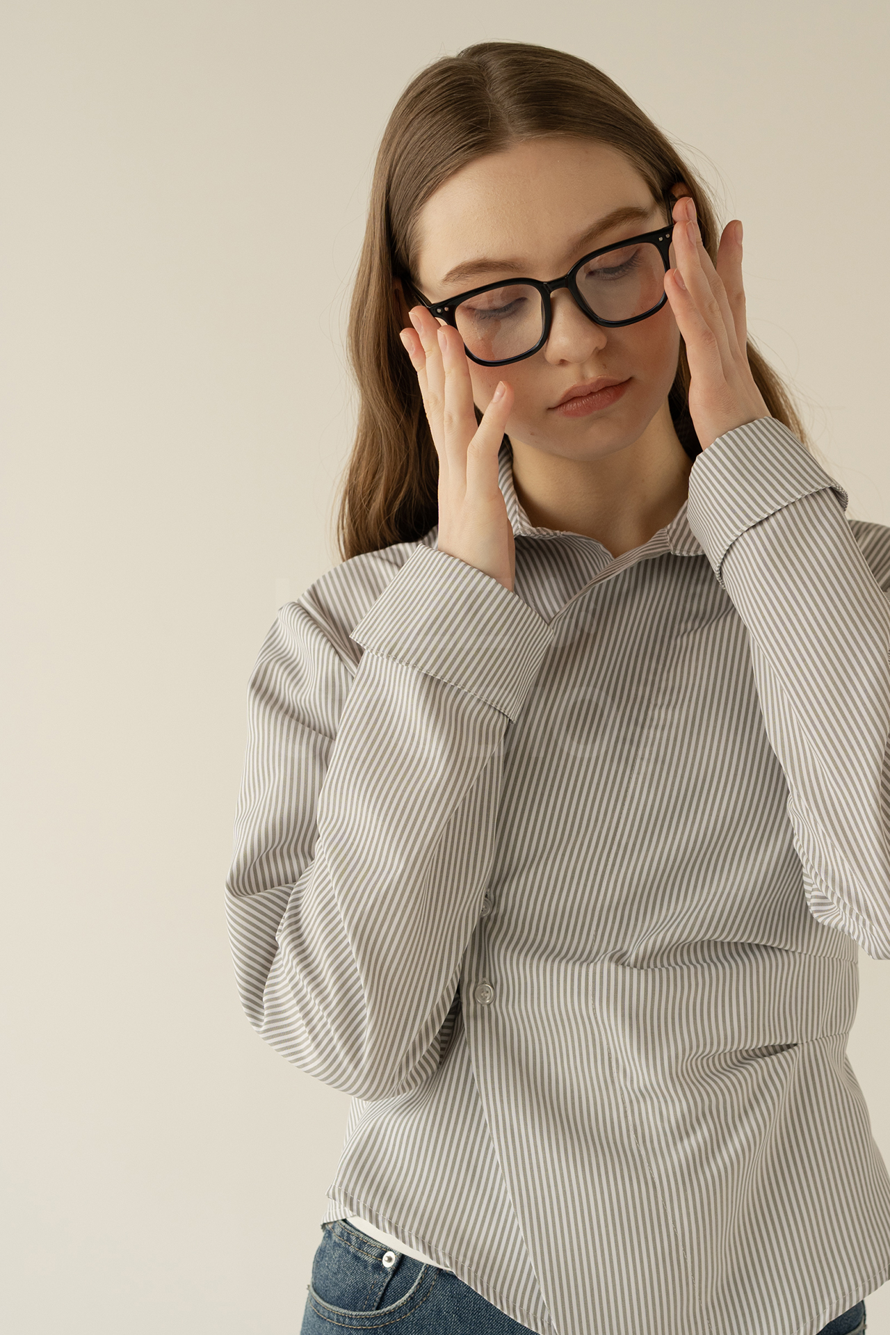 眼鏡をかけなおす仕草をとらえたレディスアパレルモデル撮影写真