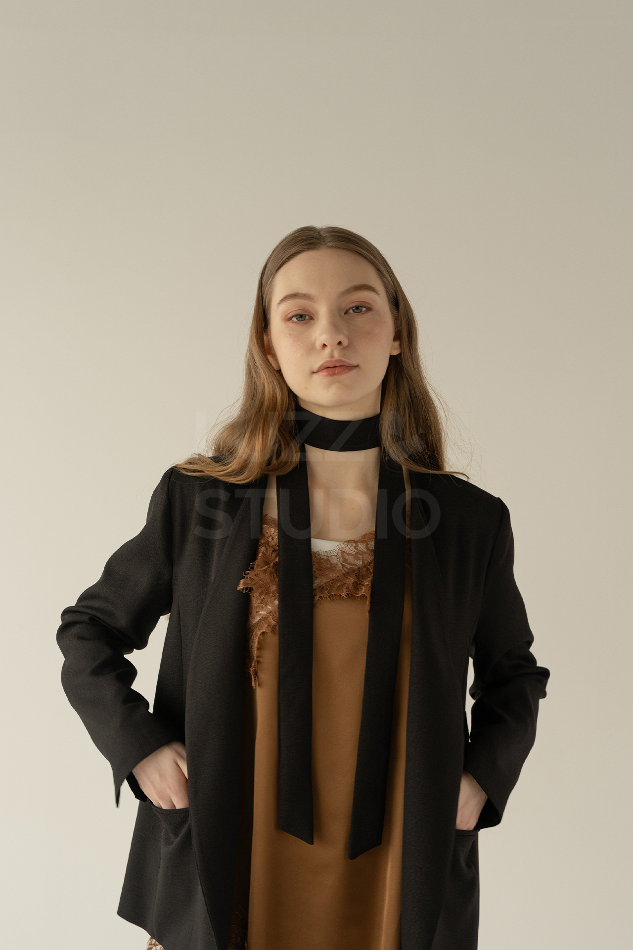 カメラ目線でたたずむレディスアパレルモデル撮影写真