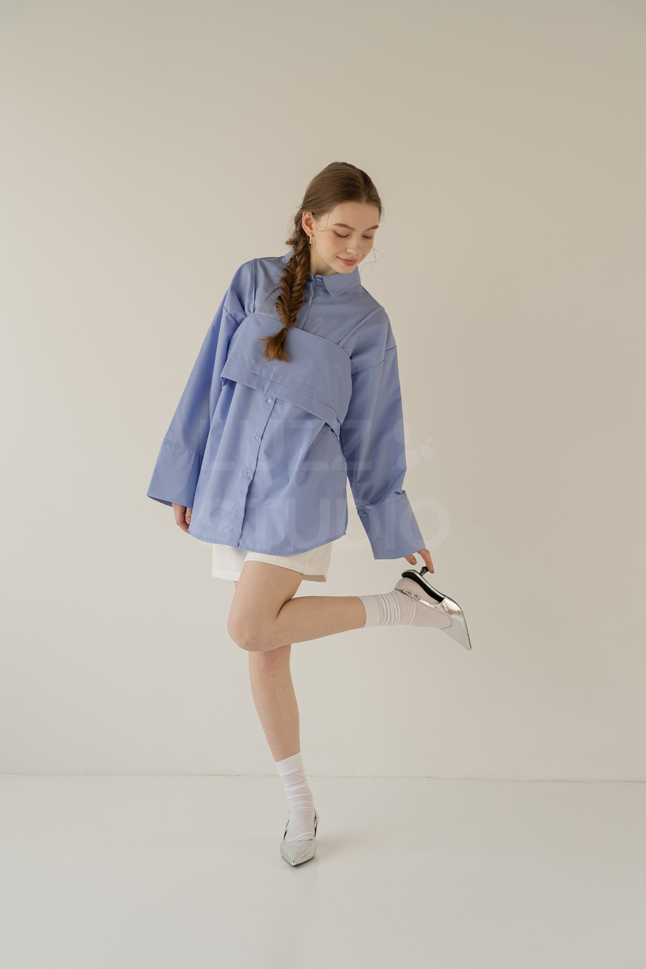 片足を挙げて靴を履きなおしている自然な仕草を収めたレディスアパレルモデル撮影写真