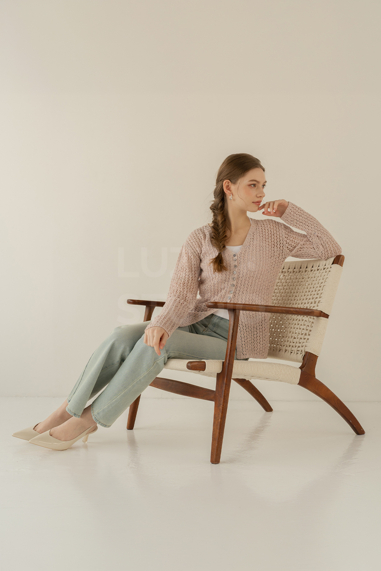 椅子にくつろぐレディスモデルのアパレル撮影写真