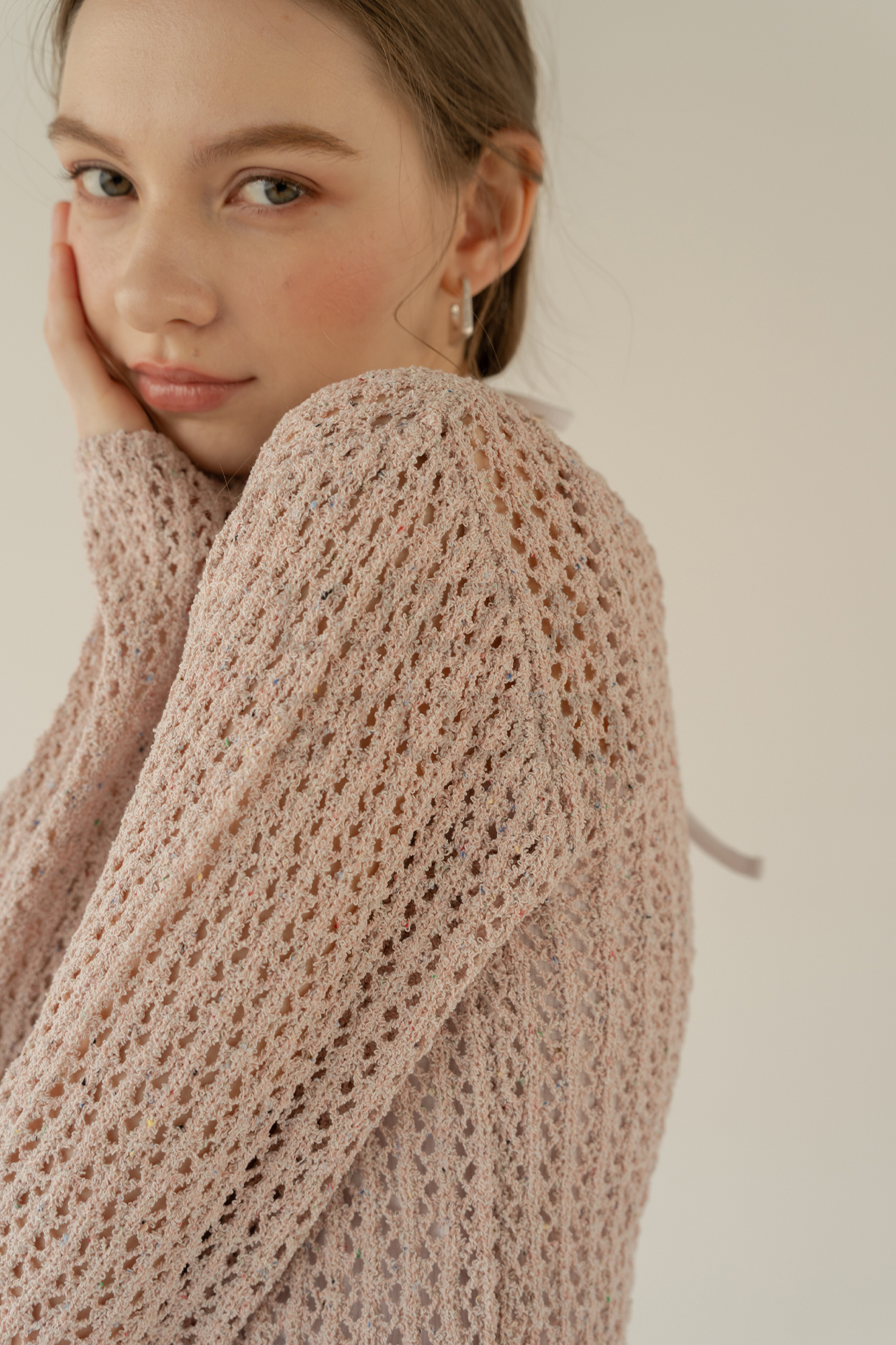 ニットの素材感にフォーカスのあてたレディスアパレル商品モデル撮影写真