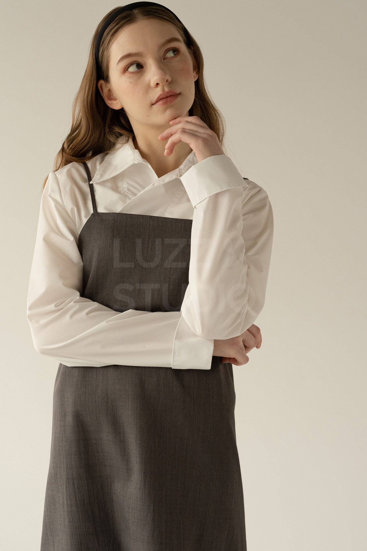 右斜め上を見ておどけた表情のレディスアパレルモデル撮影写真