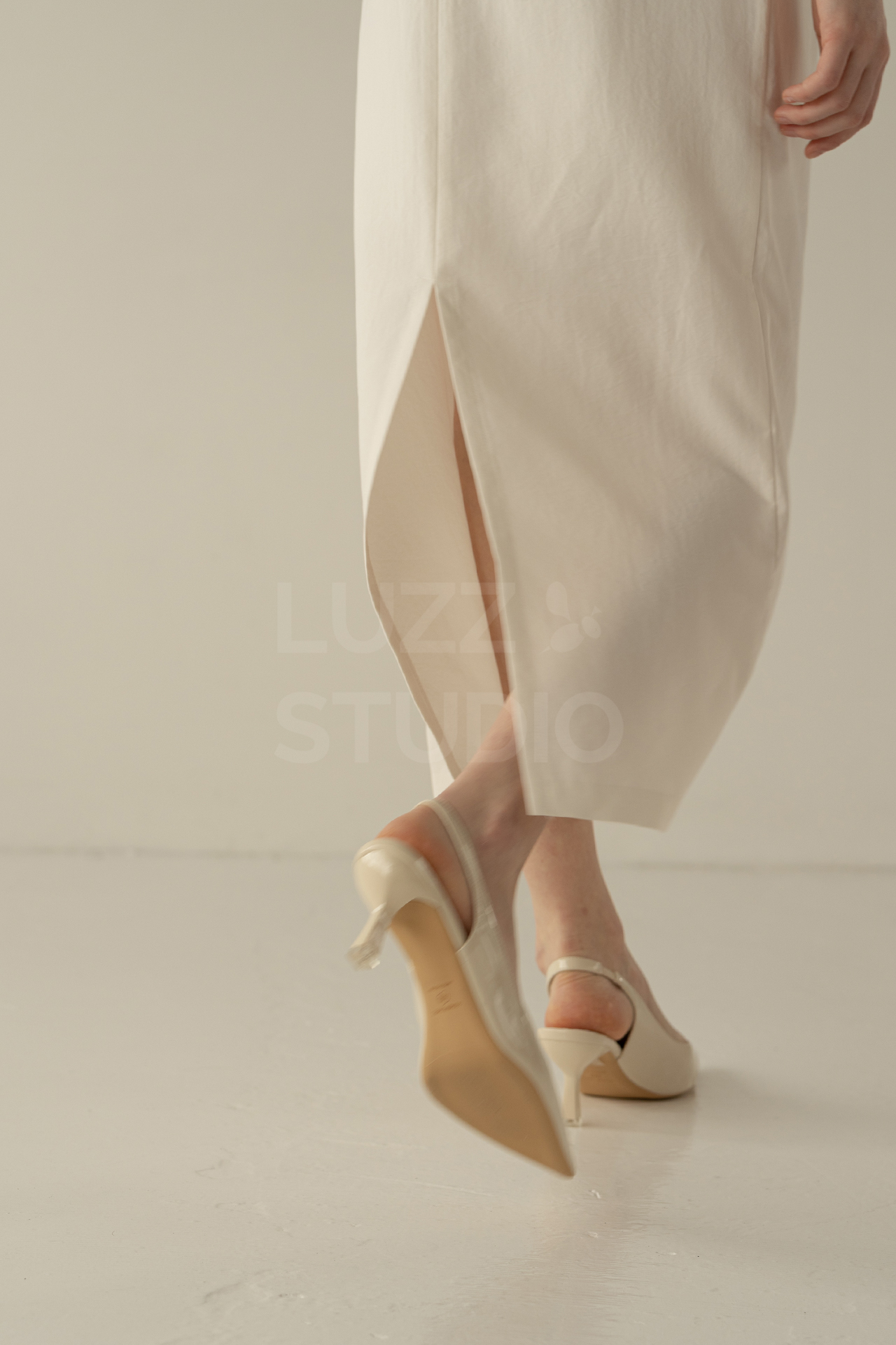 ワンピースの裾にフォーカスした足元の動きをとらえたレディスアパレル商品モデル撮影写真