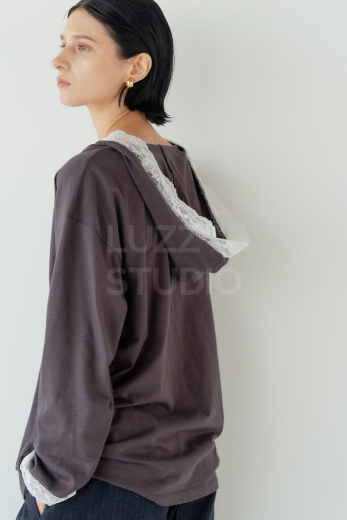 横顔のシルエットと、落ち着いたトーンのトップスを着用したモデルの上半身を美しく捉えたポートレート