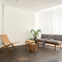 撮影代行会社・株式会社ラズスタジオが撮影依頼に対応する自社撮影スタジオ「haus403」の室内写真。自然光が差し込むレンタル撮影スタジオの内観。ラウンジチェアとソファを配置した、家具撮影やライフスタイル撮影に適した空間