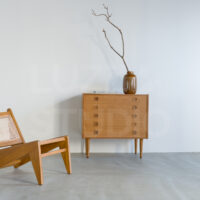 アパレルやインテリア雑貨のカタログ撮影に最適な大阪のスタジオ。上質なヴィンテージ家具と広い白背景が調和した、静謐なクリエイティブ空間