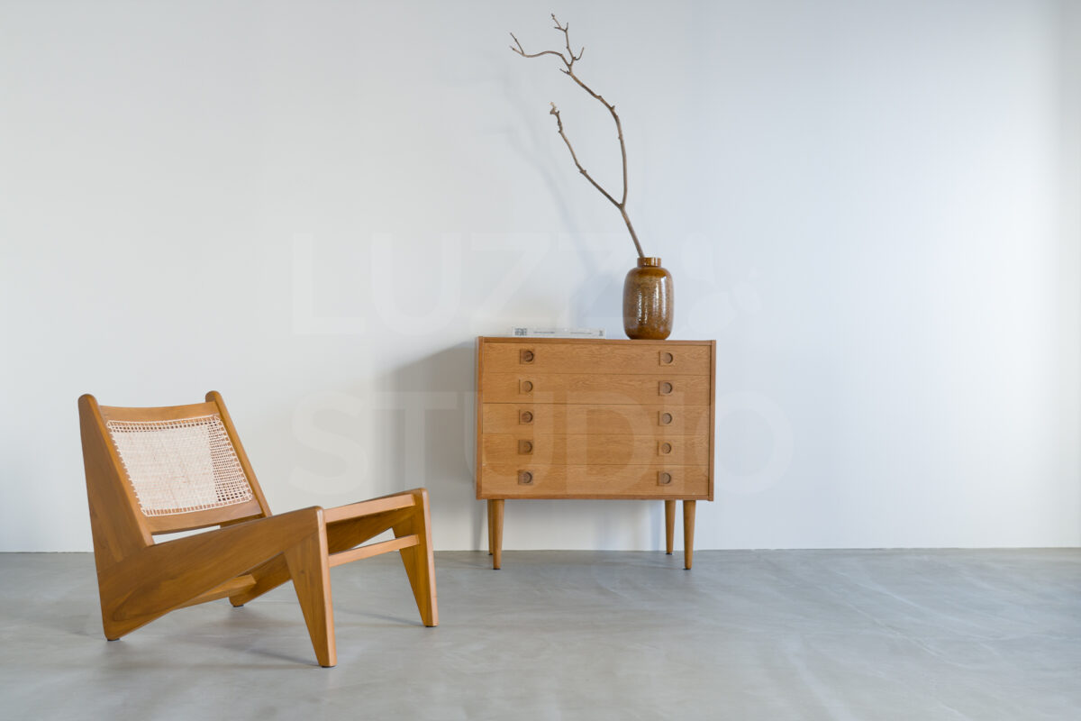 アパレルやインテリア雑貨のカタログ撮影に最適な大阪のスタジオ。上質なヴィンテージ家具と広い白背景が調和した、静謐なクリエイティブ空間