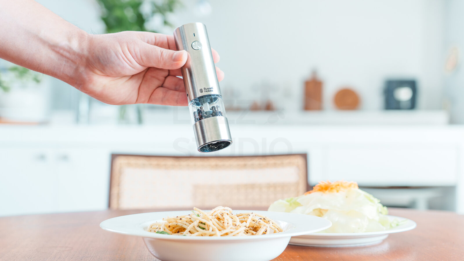 ダイニングテーブルで使用シーンを撮影したキッチン用品撮影(電動ミル)